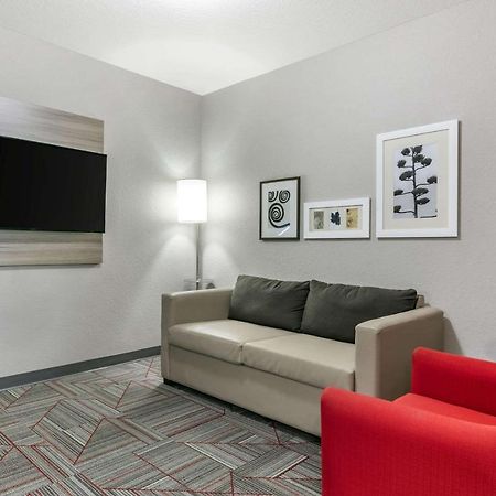 Clarion Pointe Columbus-Bradley Park Hotell Exteriör bild