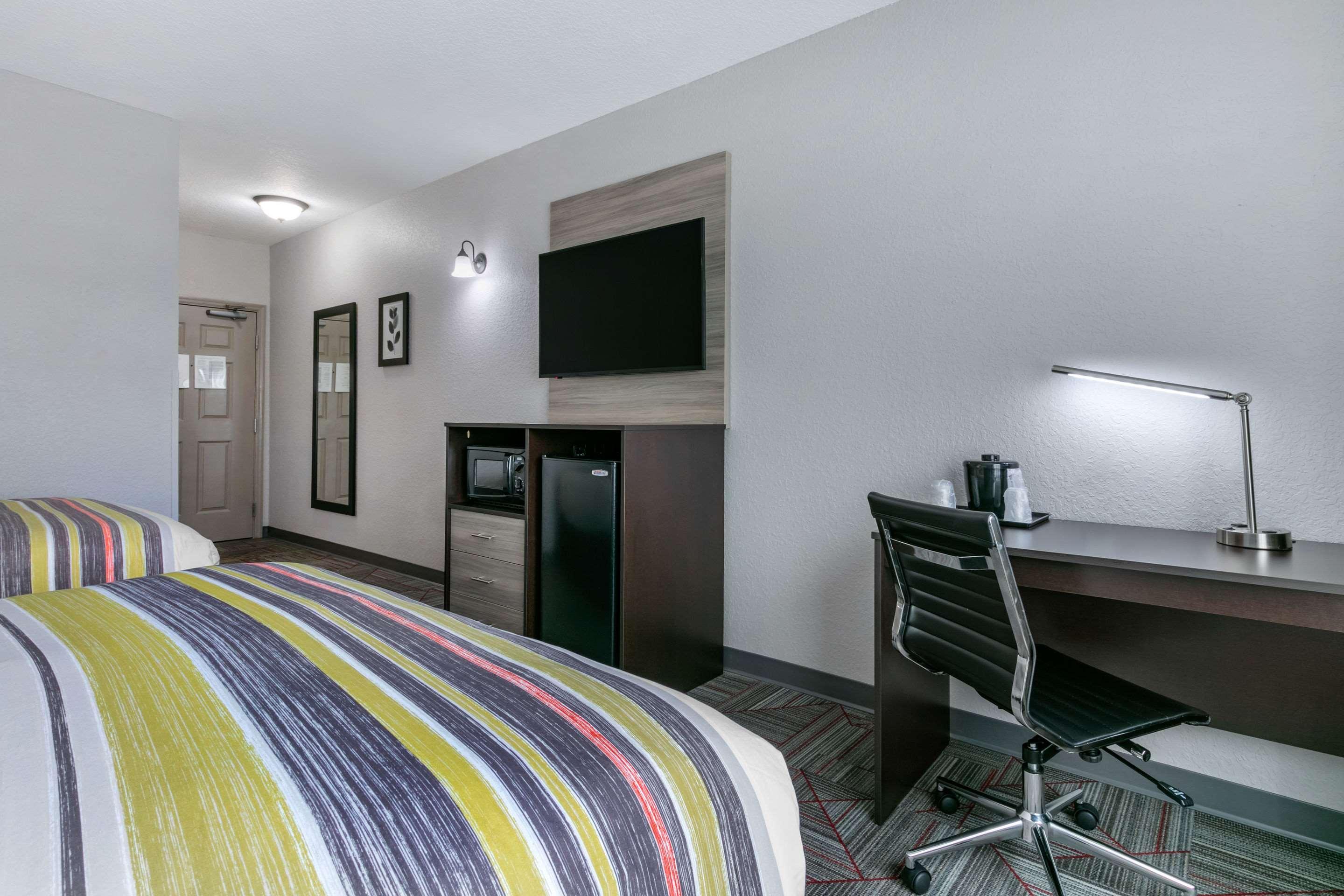 Clarion Pointe Columbus-Bradley Park Hotell Exteriör bild