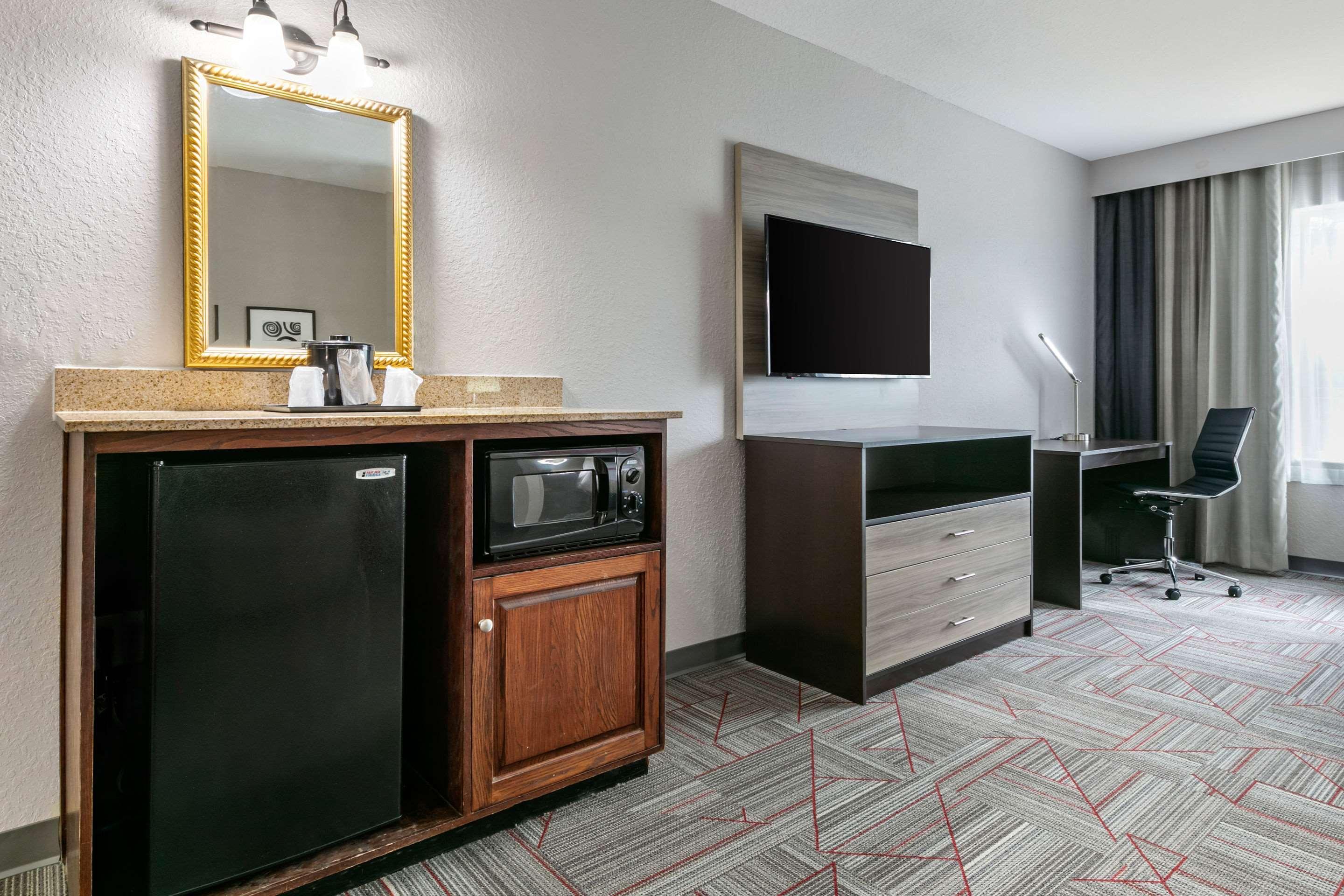 Clarion Pointe Columbus-Bradley Park Hotell Exteriör bild