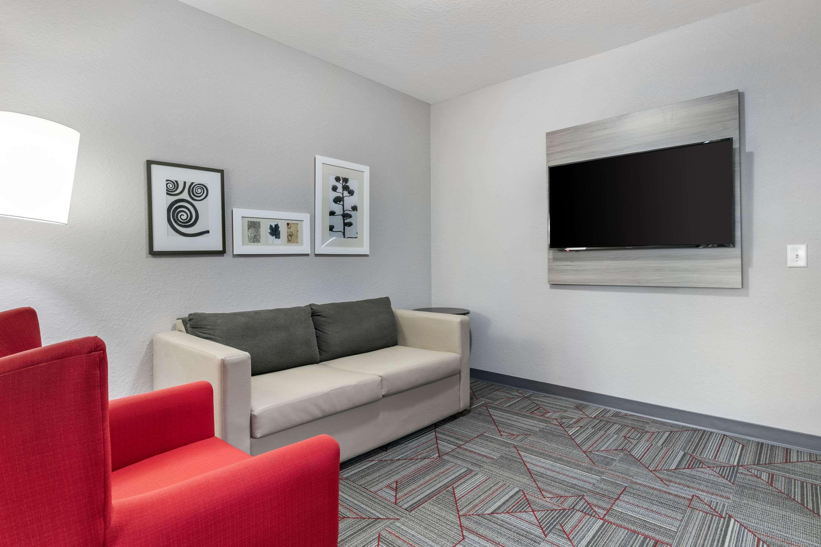 Clarion Pointe Columbus-Bradley Park Hotell Exteriör bild