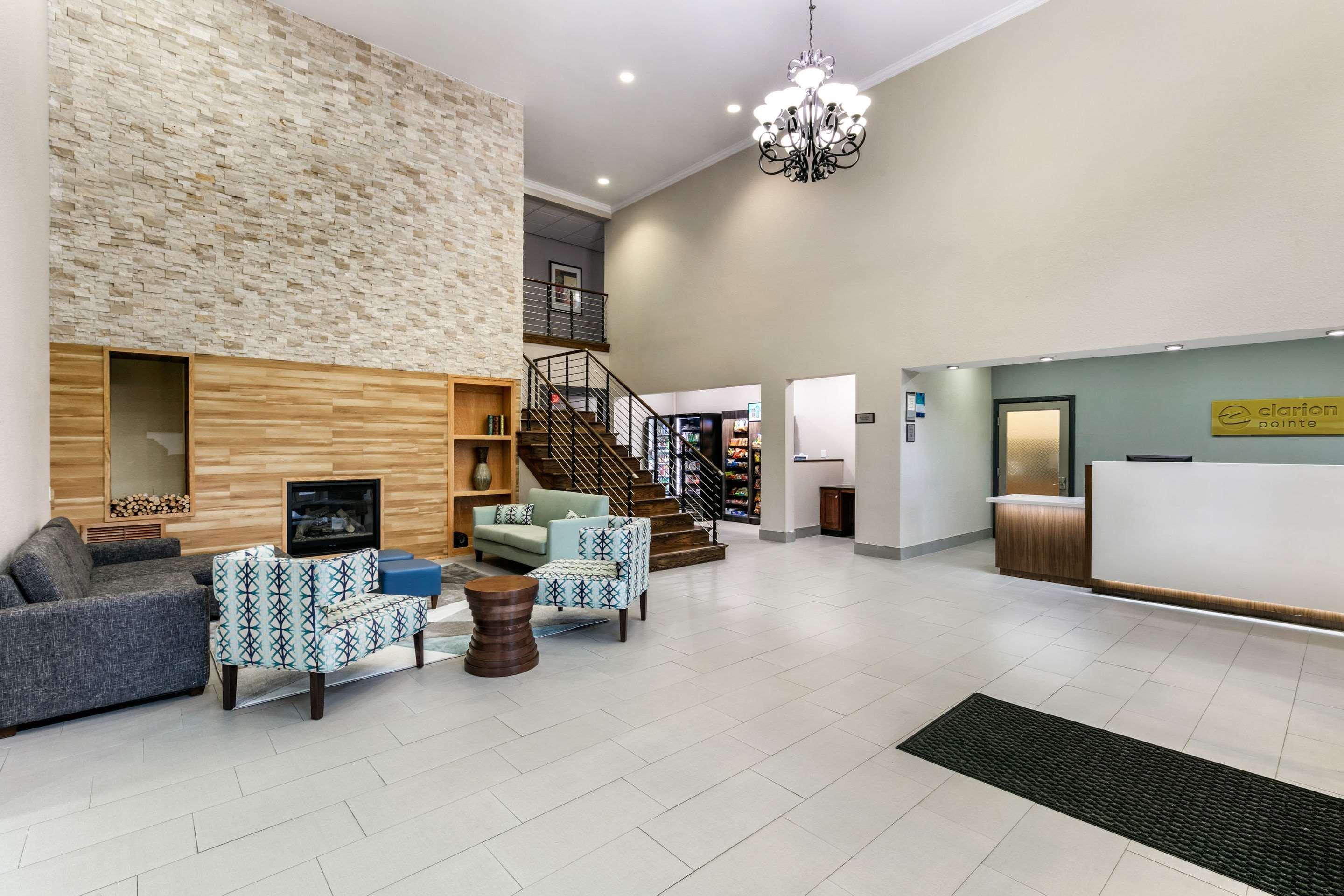 Clarion Pointe Columbus-Bradley Park Hotell Exteriör bild