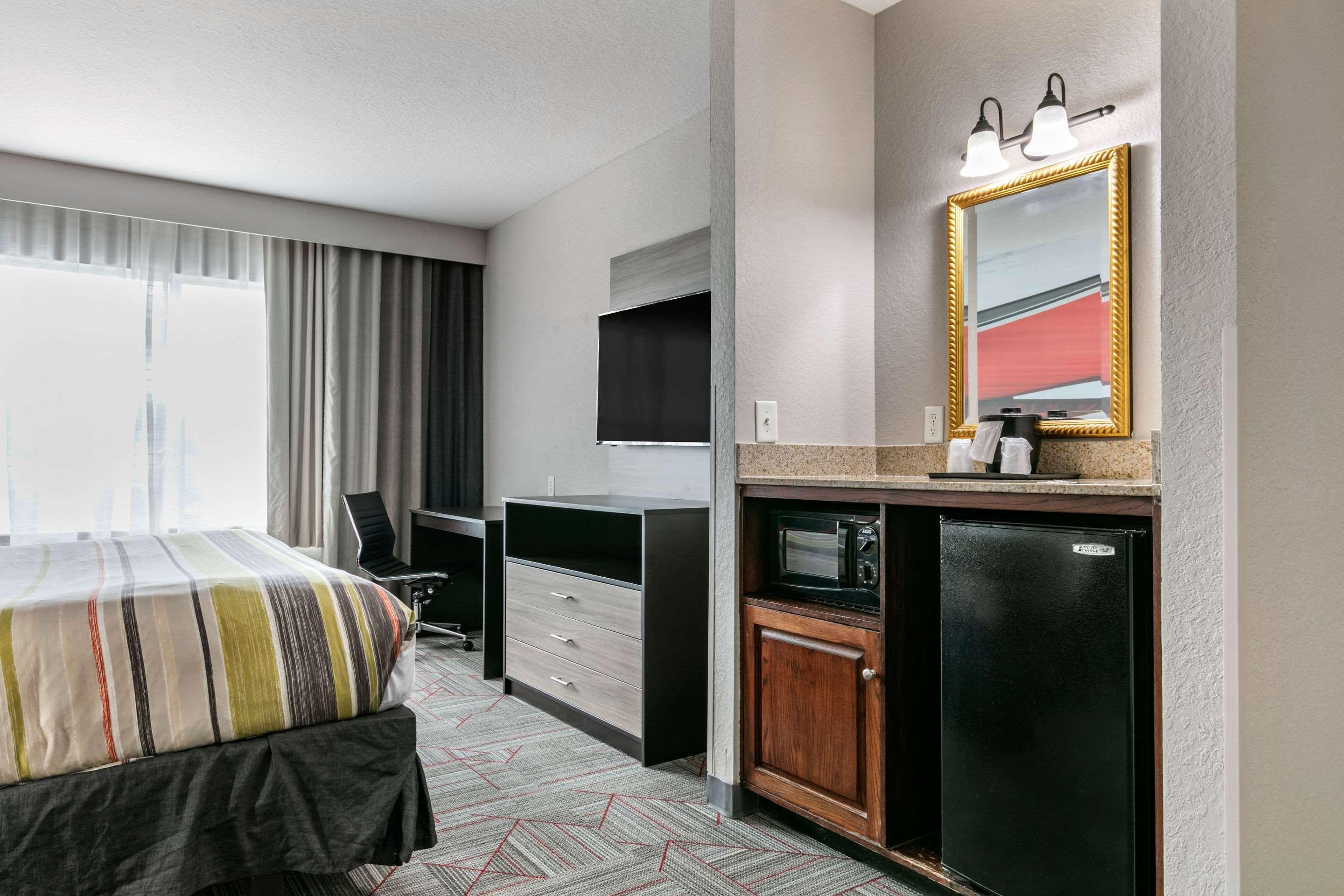 Clarion Pointe Columbus-Bradley Park Hotell Exteriör bild