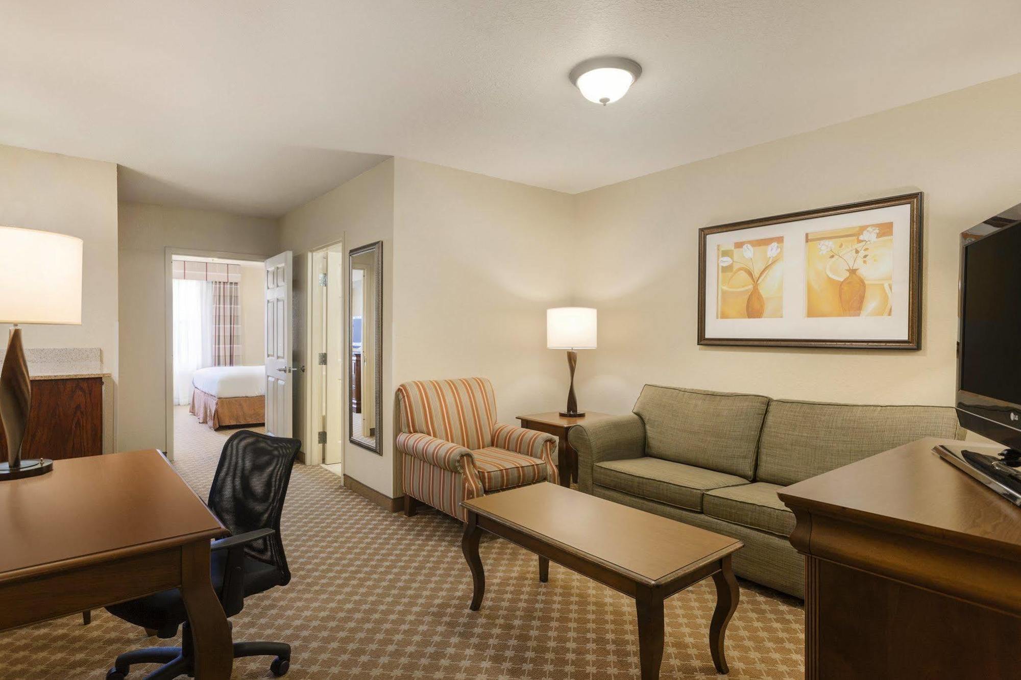 Clarion Pointe Columbus-Bradley Park Hotell Exteriör bild