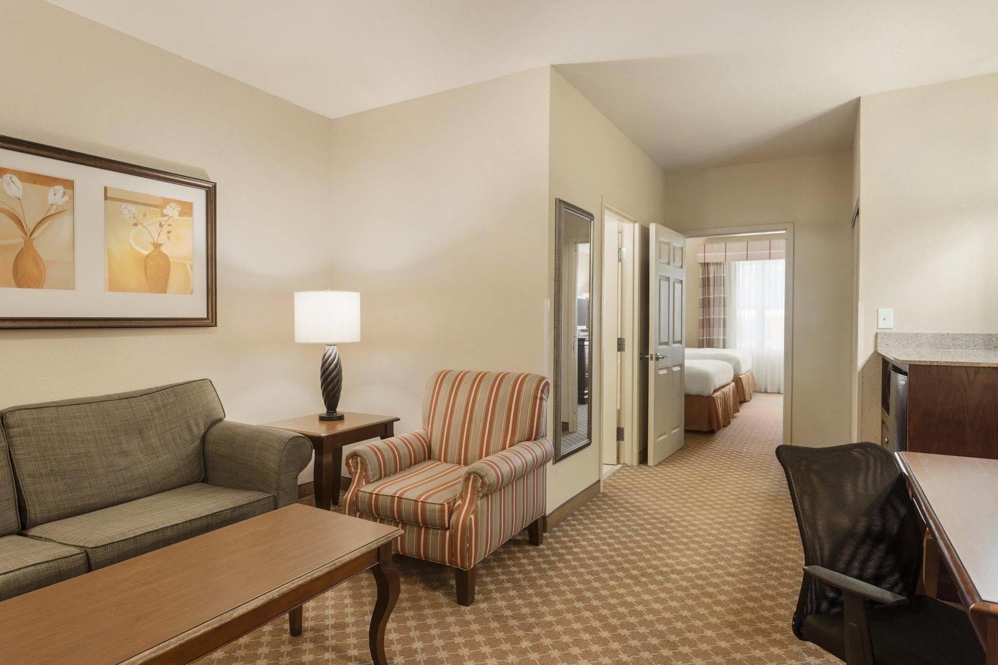 Clarion Pointe Columbus-Bradley Park Hotell Exteriör bild