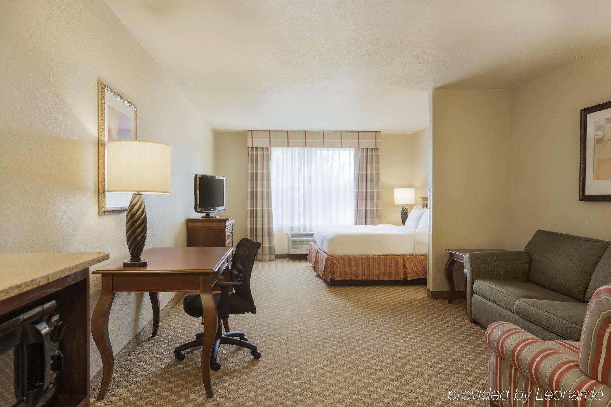 Clarion Pointe Columbus-Bradley Park Hotell Exteriör bild