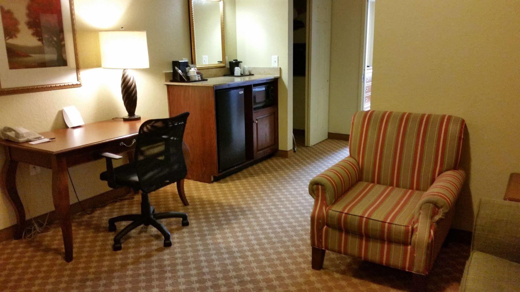 Clarion Pointe Columbus-Bradley Park Hotell Exteriör bild