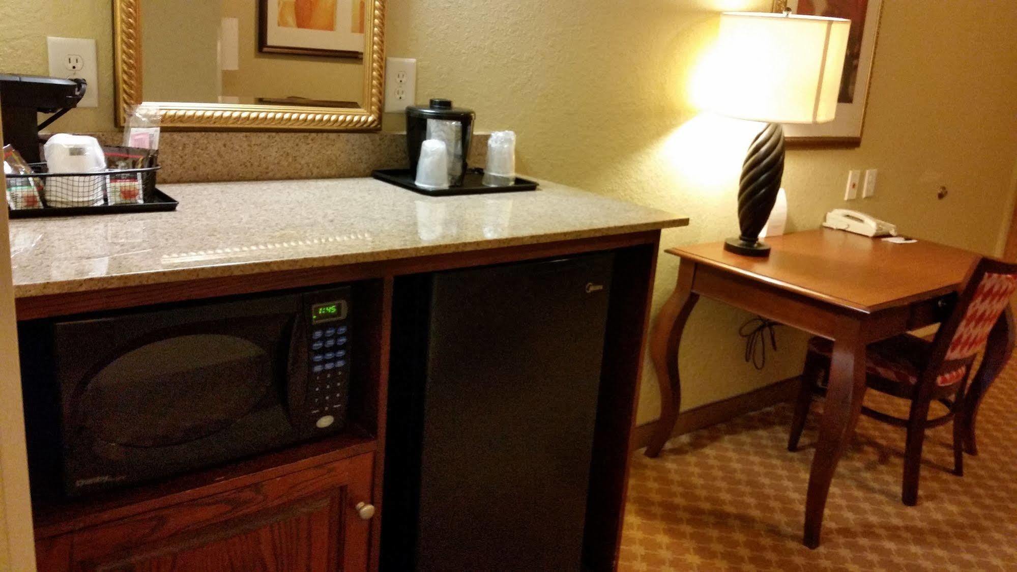 Clarion Pointe Columbus-Bradley Park Hotell Exteriör bild