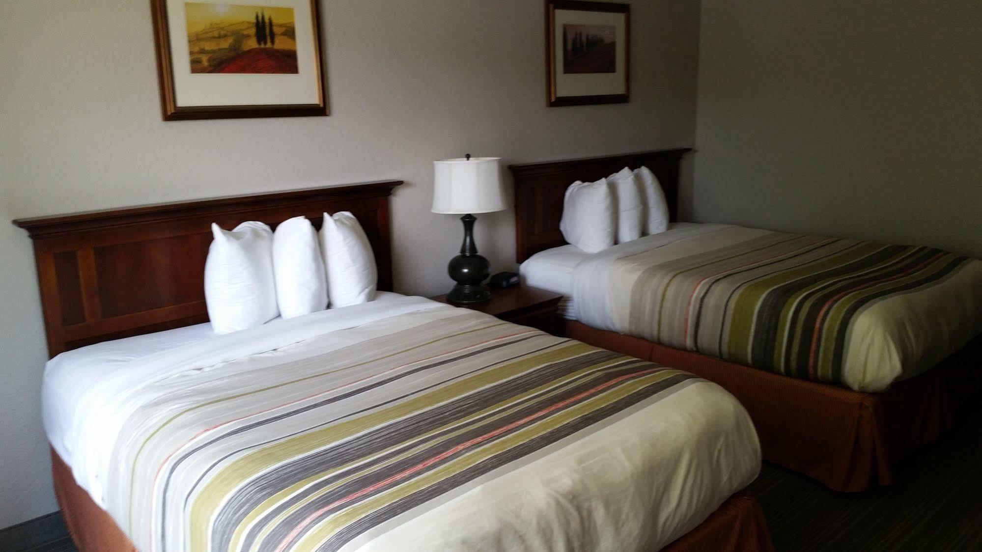 Clarion Pointe Columbus-Bradley Park Hotell Exteriör bild