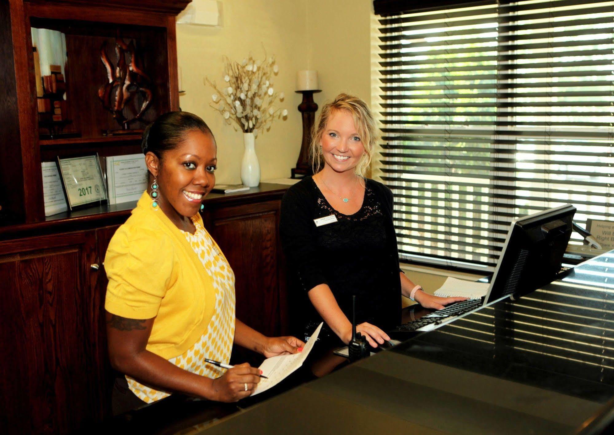 Clarion Pointe Columbus-Bradley Park Hotell Exteriör bild