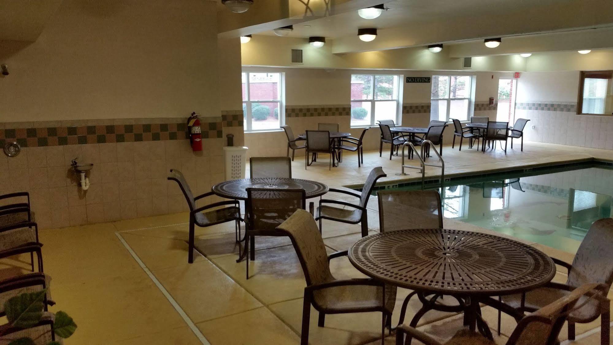 Clarion Pointe Columbus-Bradley Park Hotell Exteriör bild