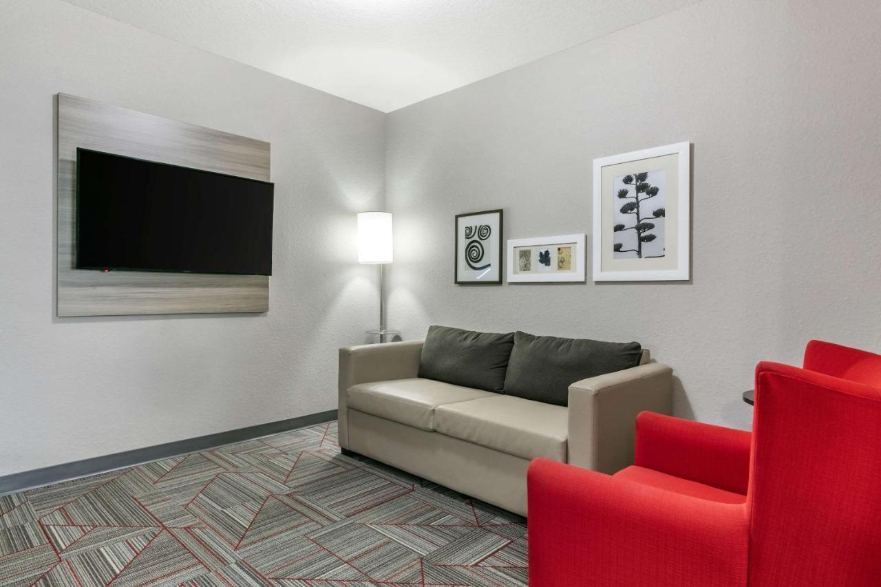 Clarion Pointe Columbus-Bradley Park Hotell Exteriör bild